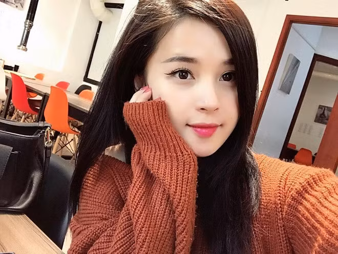 Thảo Nari từng đạt giải gương mặt khả ái, cuộc thi Hoa khôi Đại học Văn hóa Hà Nội năm 2016. Hiện tại, người đẹp quê Tuyên Quang làm công việc streamer tại Hà Nội.