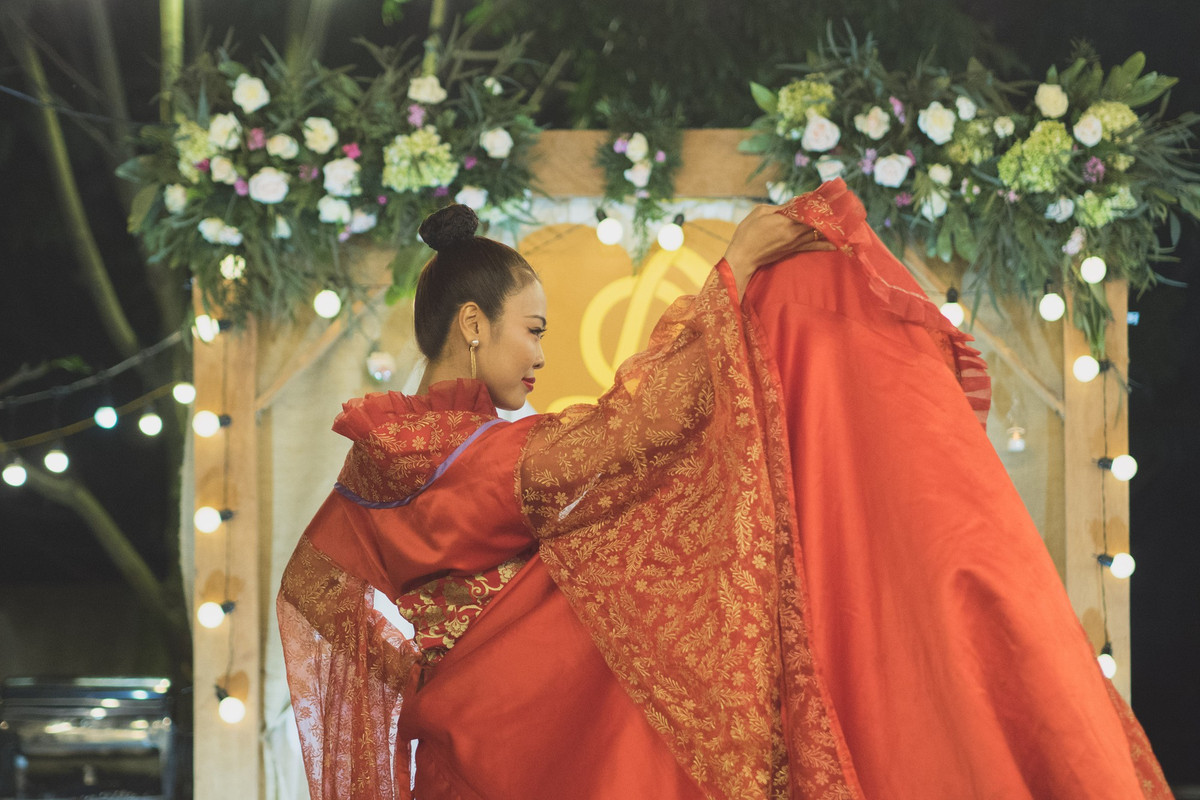 Chú rể Nguyễn Ngọc Cương năm nay 28 tuổi, đến từ Hà Nội, hiện đang là dancer thuộc Bigtoe Crew, trong khi đó cô dâu Hoàng Mỹ Lệ 30 tuổi, đến từ Sài Gòn và là thành viên thuộc vũ đoàn Grammy.