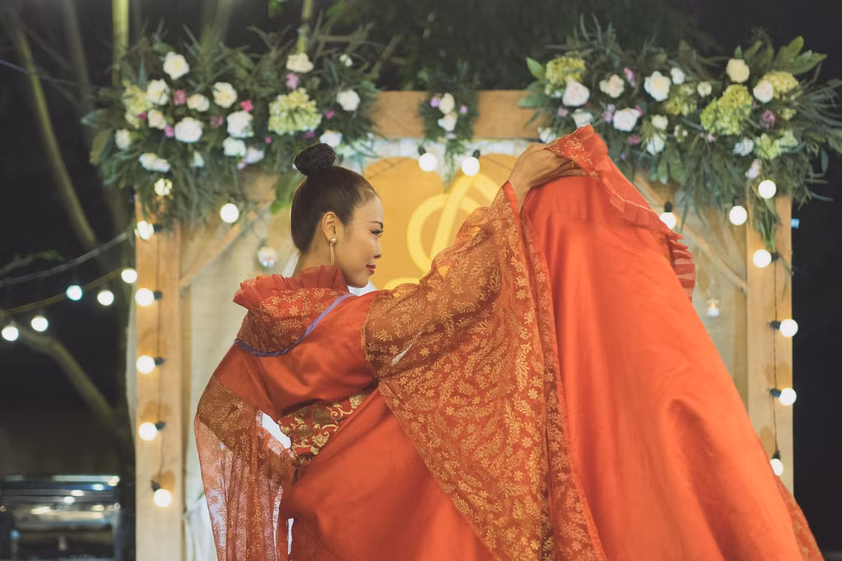 Chú rể Nguyễn Ngọc Cương năm nay 28 tuổi, đến từ Hà Nội, hiện đang là dancer thuộc Bigtoe Crew, trong khi đó cô dâu Hoàng Mỹ Lệ 30 tuổi, đến từ Sài Gòn và là thành viên thuộc vũ đoàn Grammy.