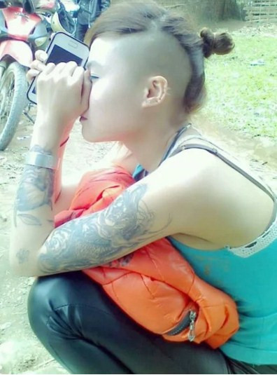 Chỉ sau vài giờ đăng tải, loạt hình ảnh này đã nhanh chóng nhận được hàng chục nghìn lượt thích. Bên cạnh những bình luận bày tỏ sự thông cảm về một thời tuổi trẻ bồng bột thì có không ít những ý kiến chê bai, thậm chí cho rằng chủ nhân những bức ảnh này khá dị và nghịch ngợm.