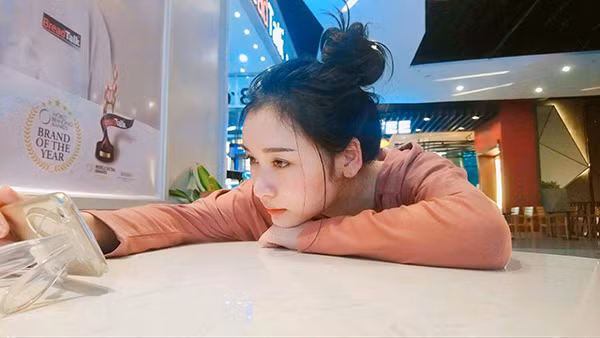 Bên cạnh những lời khen ngợi cho sự đảm đang, tháo vát của cô gái trẻ thì cũng có không ít bình luận chỉ trích sự "làm màu" quá lố, cố tình dàn xếp để có được những bức ảnh đẹp để câu like, mong được nổi tiếng.