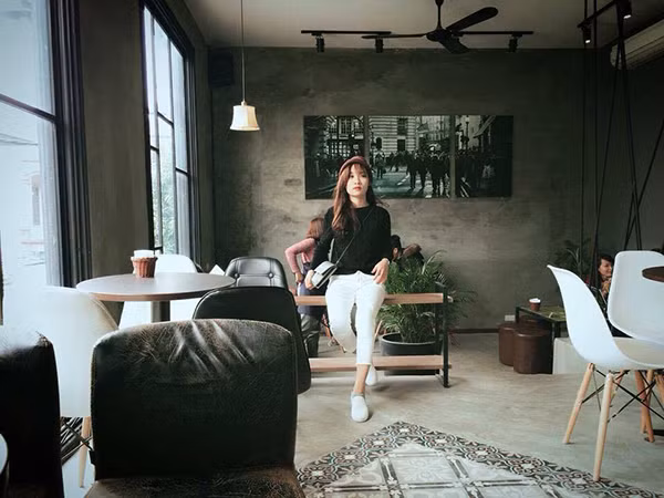 Phản pháo lại những ý kiến trái chiều cho rằng mình "sống ảo" hay "câu like" Đăng Huệ tiếp lời rằng: "Nhiều người nhìn hình cứ nghĩ con gái cao ráo, trắng trẻo thì không biết làm gì nhưng thực ra, từ nhỏ mình đã giúp bố mẹ làm rất nhiều việc nhà như: lau dọn, làm nương rẫy, đi cày".