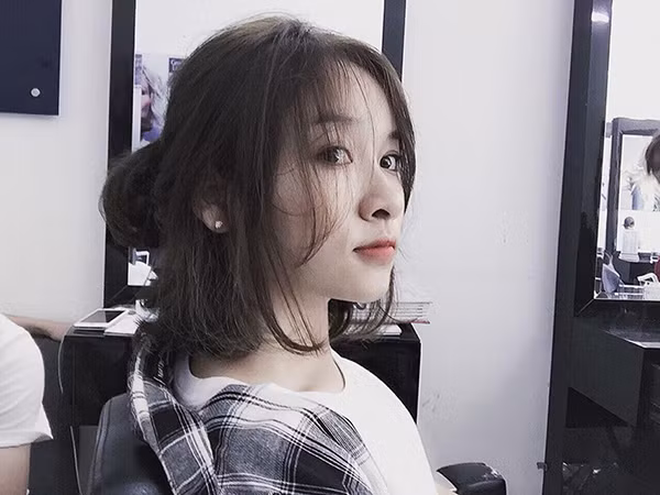 Cụ thể, một số thành viên trong cộng đồng mạng cho rằng "Nhìn xinh xắn, trắng trẻo thế kia ai mà nghĩ lại chịu vào nơi hôi hám, đầy mùi gà vịt, chắc lại thể hiện chút đỉnh rồi selfie để lừa tình, khoe mẽ với các bạn".