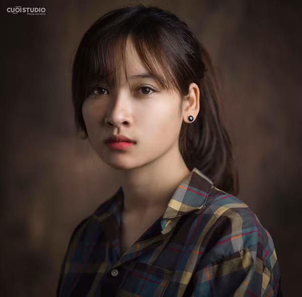 Sau khi được nhiều người biết tới và có những ý kiến trái chiều về những bức ảnh cho gà ăn giúp gia đình của mình, Đặng Huệ đã phân bua rằng khi đi học xa, cô bạn ít làm việc nhà, việc đồng áng hơn nhưng mỗi lần về thăm bố mẹ vẫn tranh thủ phụ giúp những việc lặt vặt chứ không có ý "làm màu" câu like như mọi người nghĩ.