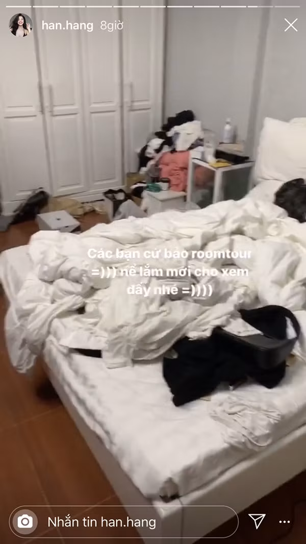 Hàn Hằng thường xuất hiện trên mạng với vẻ ngoài lung linh, xinh đẹp miễn bàn. Thế nhưng, căn phòng mà cô gái này đang ở lại bừa bộn khủng khiếp chẳng khác vì một bãi rác.