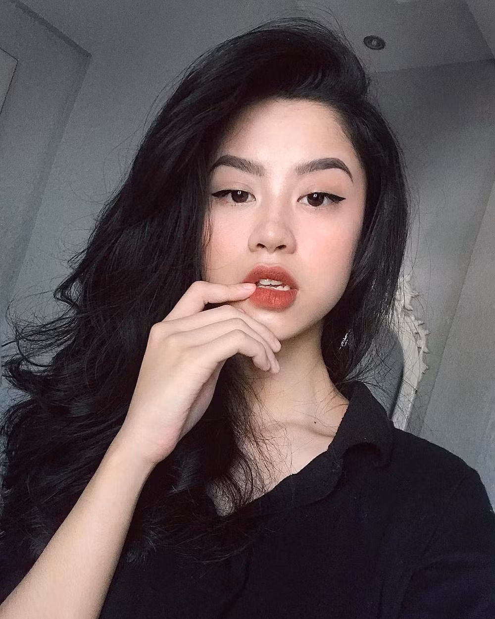 Hàn Hằng (sinh năm 1999, đến từ Thanh Hoá) là cô nàng bắt đầu nổi tiếng trên mạng xã hội với loạt ảnh khoe thân hình nóng bỏng.