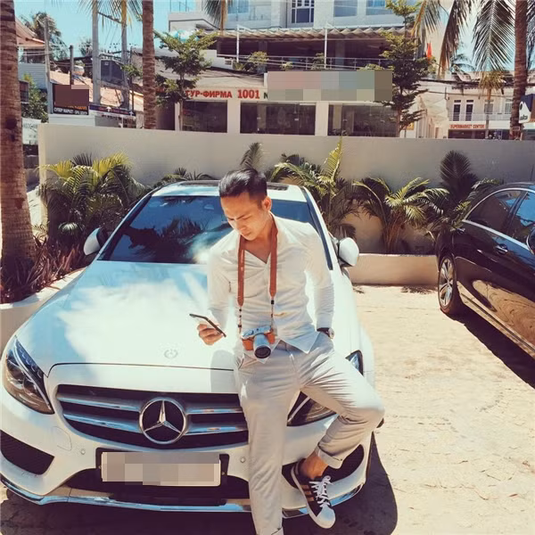 Ngay từ khi công khai với Hà Lade, Quang Dũng liền nằm trong tầm ngắm của cư dân mạng khi tích cực được "soi" gia tài siêu xe khổng lồ và được đưa vào danh sách hội con nhà giàu Việt.