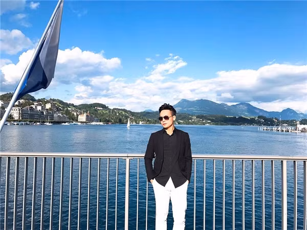 Mỗi khi có dịp nghỉ, Quang Dũng thường lựa chọn những khu du lịch nổi tiếng trên thế giới để nghỉ dưỡng và ghế hạng thương gia là điều anh chàng này luôn yêu cầu mỗi khi book vé.