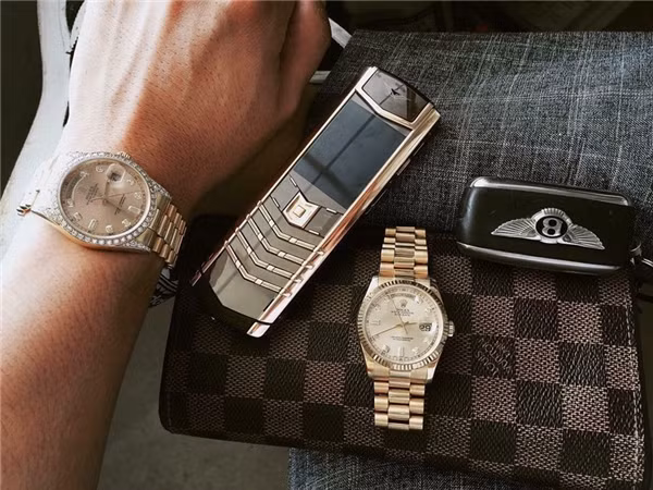 Bộ sưu tầm đồng hồ, điện thoại, ví da sành điệu lên tới vài tỷ đồng của Hà Quang Dũng, bạn trai cũ của hot girl Hà thành là Hà Lade. Ảnh sử dụng trong bài: Instagram nhân vật.