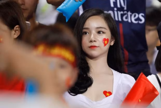 Tại giải tứ hùng vừa qua, trong trận giao hữu với đội tuyển Olympic Palestine, nhiều cổ động viên bóng đá đội tuyển Việt Nam đã đến sân vận động để theo dõi trận đấu, trong đó có "hotgirl ngủ gật" Thủy Tiên, cô nhanh chóng lọt vào ống kính phóng viên.