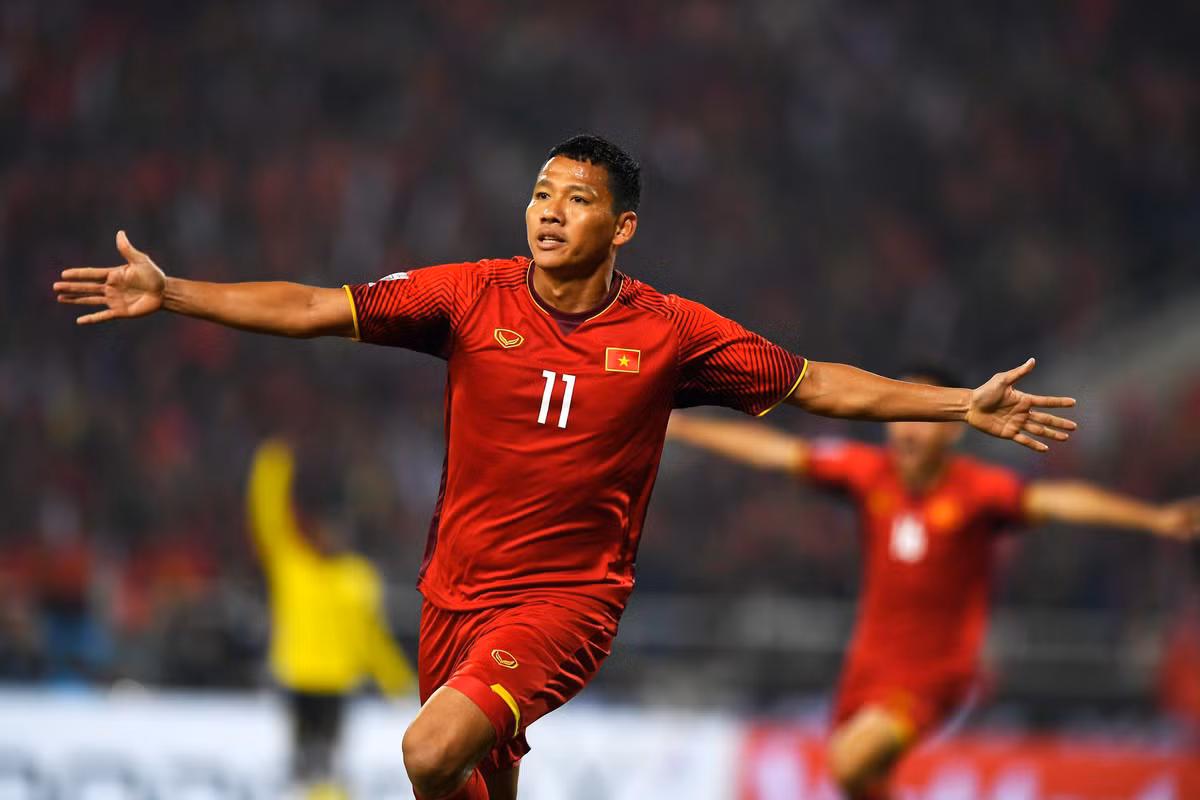 Thi đấu cao nhất trên hàng công của ĐTQG Việt Nam không ai khác chính là Anh Đức. Dù đã cao tuổi nhưng kinh nghiệm của lão tướng này được chứng minh qua nhiều giải đấu trong đó có chức vô địch AFF Cup hay tại Asian Cup vừa qua.