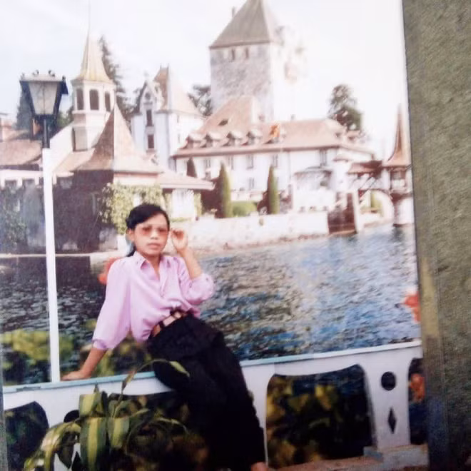 Thêm một quý cô môi đỏ khoe thần thái chất hết nấc.