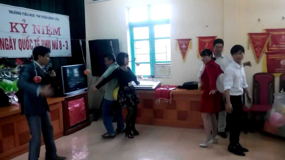 Trong clip, khi được giữ món quà trong tay, các bạn không giấu được vẻ mặt hào hứng và chụp ngay những bức ảnh lưu giữ kỉ niệm đặc biệt này.