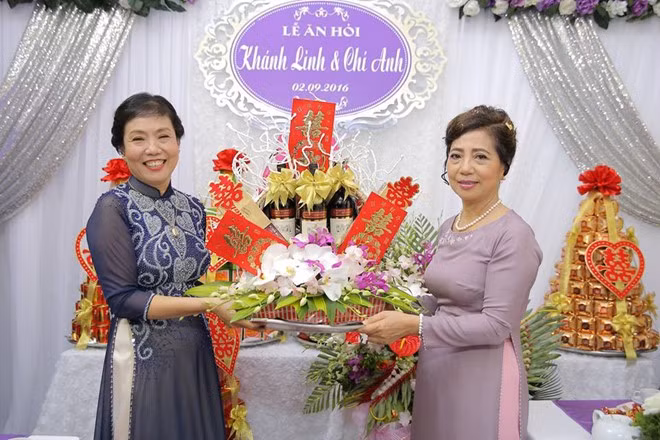 Sau lễ ăn hỏi, đám cưới của Chí Anh được tổ chức lúc 17h, ngày 10/9 tại Cung Văn hóa Hữu nghị Việt - Xô, Hà Nội. Khách mời gồm nhiều nghệ sĩ nổi tiếng trong làng giải trí Việt và giới thể thao.