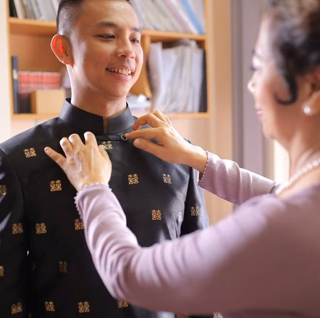 Anh nhận được rất nhiều lời chúc phúc của đồng nghiệp và khán giả. Khoảnh khắc chụp cùng mẹ được kiện tướng dancesport Chí Anh chọn làm ảnh đại diện trang cá nhân.