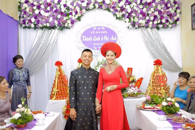 Vợ Chí Anh tên Vũ Khánh Linh, kém anh 20 tuổi. Khánh Linh vừa tốt nghiệp trường THPT Việt Đức (Hà Nội).