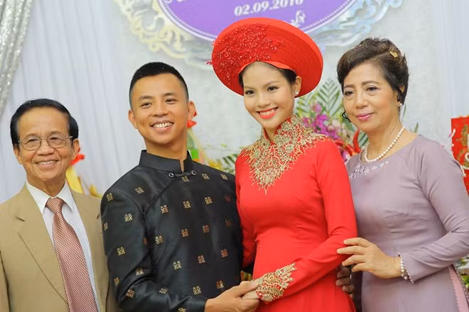 Nhan sắc cô dâu được nhận xét không thua kém các hot girl. Khánh Linh cũng là một trong những nữ sinh hot nhất của trường THPT Việt Đức khi giành chiến thắng cuộc thi Cán bộ Đoàn tài năng - tiền thân là Miss Việt Đức vào năm 2015.