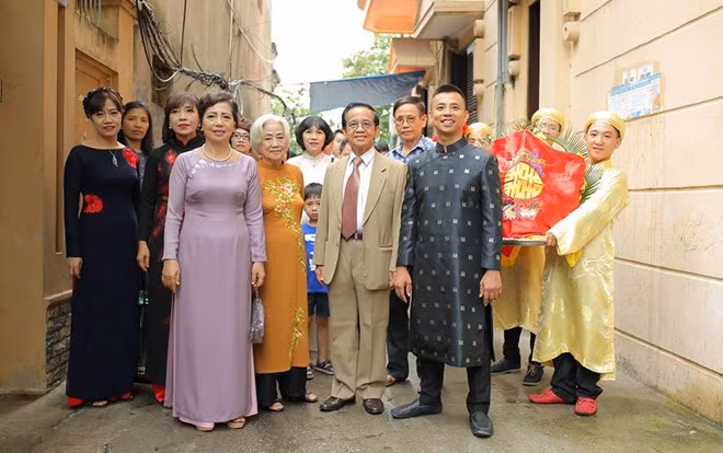 Cùng lúc, bạn bè của Chí Anh chia sẻ thêm nhiều ảnh lễ ăn hỏi hôm 2/9. Chú rể và đội bê tráp nhà trai đều diện áo dài truyền thống.