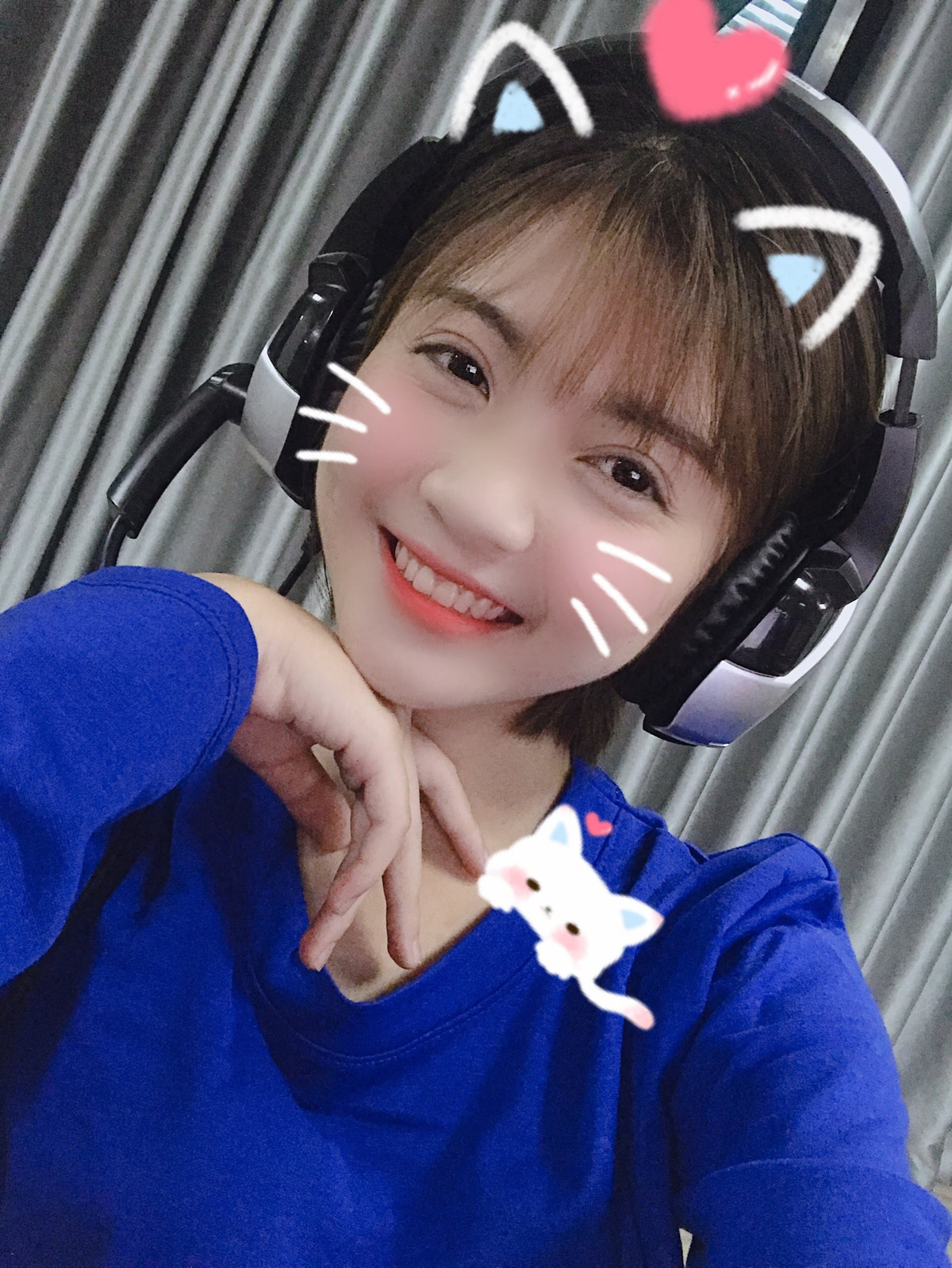 Đồng quan điểm với T.A là A.S khi bình luận: "Kiếm được nhiều tiền hay không ngoài nỗ lực bản thân còn có sự may mắn bạn ạ. Cứ lấy bản thân bạn ra mà soi nhé, nếu bạn tài giỏi nhưng thiếu chú may mắn từ nhan sắc thì bạn có như ngày hôm nay không? Mình không muốn chỉ trích quá nặng nhưng bạn nói ra điều này chỉ là suy nghĩ phiến diện từ bản thân bạn".