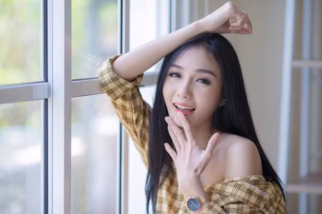 Namkhing Kanyapak (sinh năm 1994) làm nữ y tá tại một bệnh viện ở Thái Lan. Sau khi được chú ý, trang cá nhân của Namkhing nhận "bão" follow, lời mời kết bạn. Nhiều người thậm chí còn tìm đến nơi làm việc của 9X để được tận mắt nhìn thấy cô.