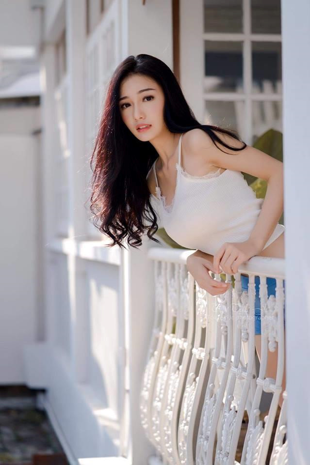 Tuy nhiên, cũng chính sự nổi tiếng bất ngờ này khiến nữ y tá xinh đẹp gặp rắc rối. Vì có quá nhiều người tìm đến bệnh viện Namkhing làm việc để tìm cô nên gây ồn ào khiến BGĐ bệnh viện quyết định sa thải cô để tránh ảnh hưởng đến hình ảnh bệnh viện.