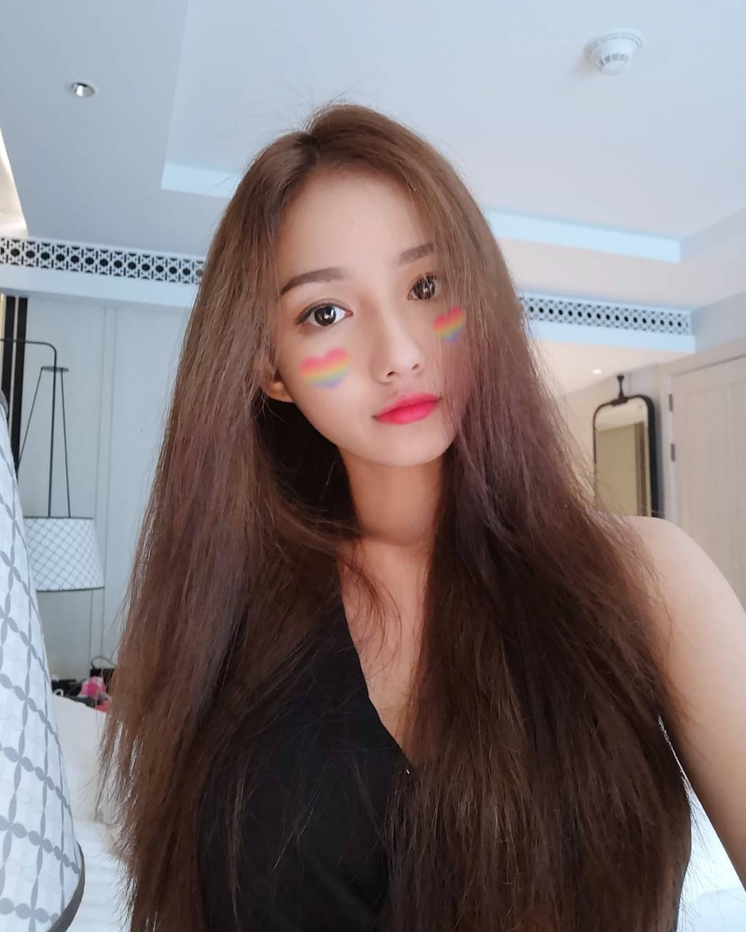 Trên trang cá nhân có hơn 20.000 lượt theo dõi, những bức hình khoe vẻ ngoài quyến rũ của nữ y tá luôn nhận được sự tương tác lớn từ dân mạng.