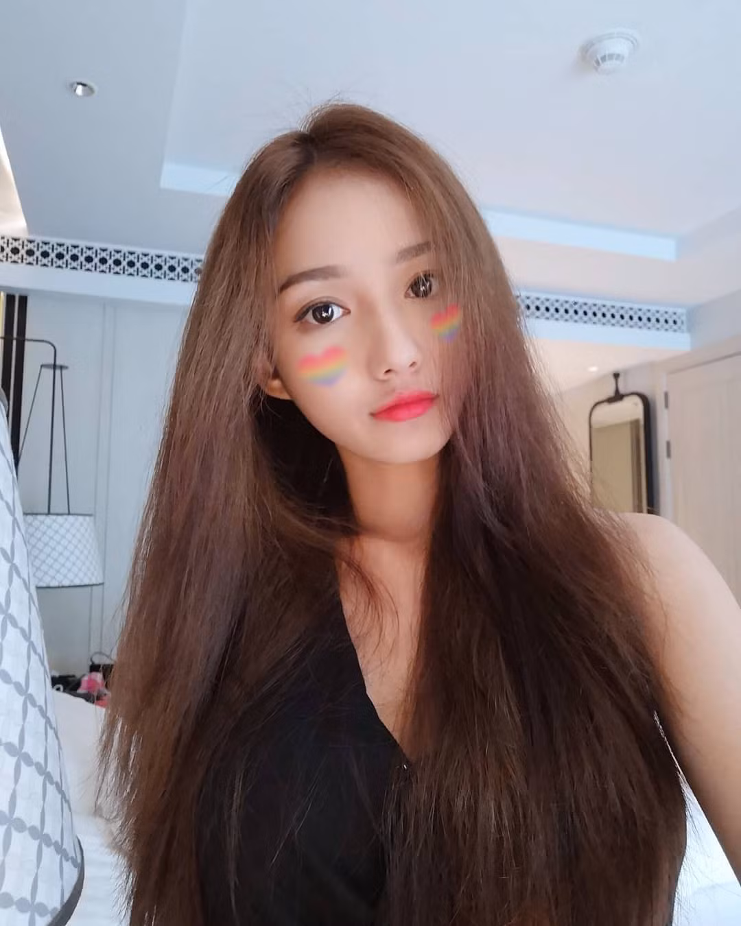 Trên trang cá nhân có hơn 20.000 lượt theo dõi, những bức hình khoe vẻ ngoài quyến rũ của nữ y tá luôn nhận được sự tương tác lớn từ dân mạng.