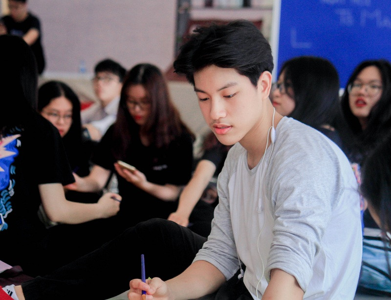 Được biết những bức ảnh của Minh Hiếu được chụp trong "Ngày dấu ấn" của các Amser khối lớp 12 được tổ chức tại trường. Đây là một sự kiện truyền thống nhằm tăng cường tình cảm gắn bó giữa các bạn học sinh của trường THPT Hà Nội - Amsterdam.