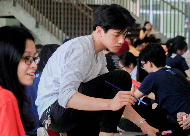 Minh Hiếu sở hữu chiều cao ấn tượng 1m75, khuôn mặt đẹp, nam tính cuốn hút khiến các nữ sinh "rần rần" xin link Facebook. Hiếu được cộng đồng mạng đặt cho nhiều biệt danh như "hot boy bổ luống", "hot boy cầm bảng".