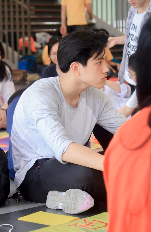 Sau một thời gian, "im ắng" để lo chuyện học tập, mới đây "hot boy cầm bảng" trường Amsterdam đã trở lại với những bức ảnh góc nghiêng thần thánh cực đẹp.