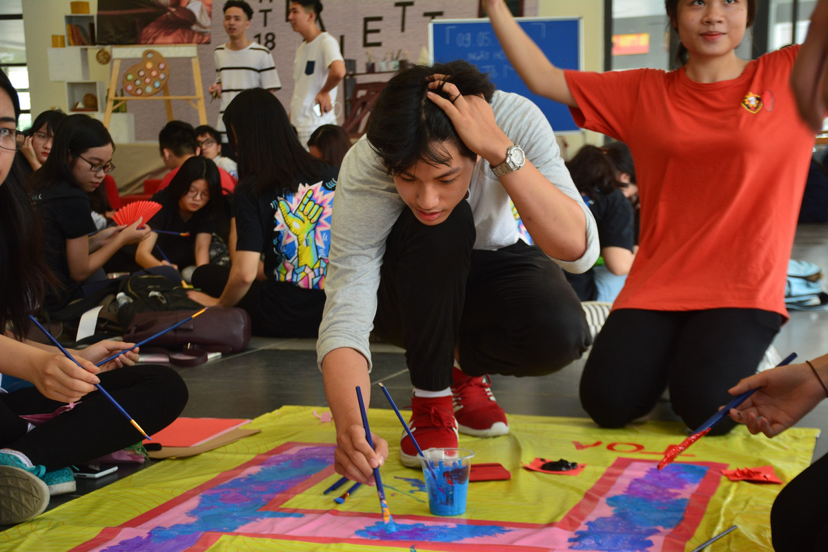 “Hotboy cầm biển” Minh Hiếu chăm chút cho tác phẩm của lớp mình để hòa cùng với các học sinh khác của trường THPT Hà Nội Amsterdam thực hiện khẩu hiệu của mình.