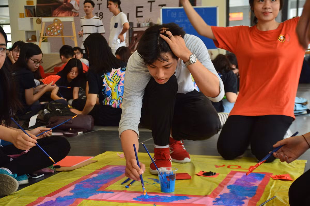 “Hotboy cầm biển” Minh Hiếu chăm chút cho tác phẩm của lớp mình để hòa cùng với các học sinh khác của trường THPT Hà Nội Amsterdam thực hiện khẩu hiệu của mình.