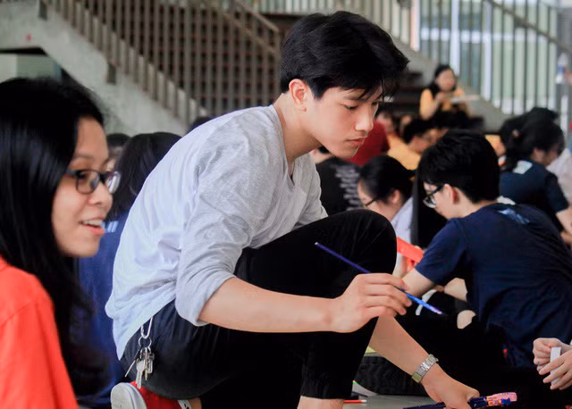 Minh Hiếu sở hữu chiều cao ấn tượng 1m75, khuôn mặt đẹp, nam tính cuốn hút khiến các nữ sinh "rần rần" xin link Facebook. Hiếu được cộng đồng mạng đặt cho nhiều biệt danh như "hot boy bổ luống", "hot boy cầm bảng".