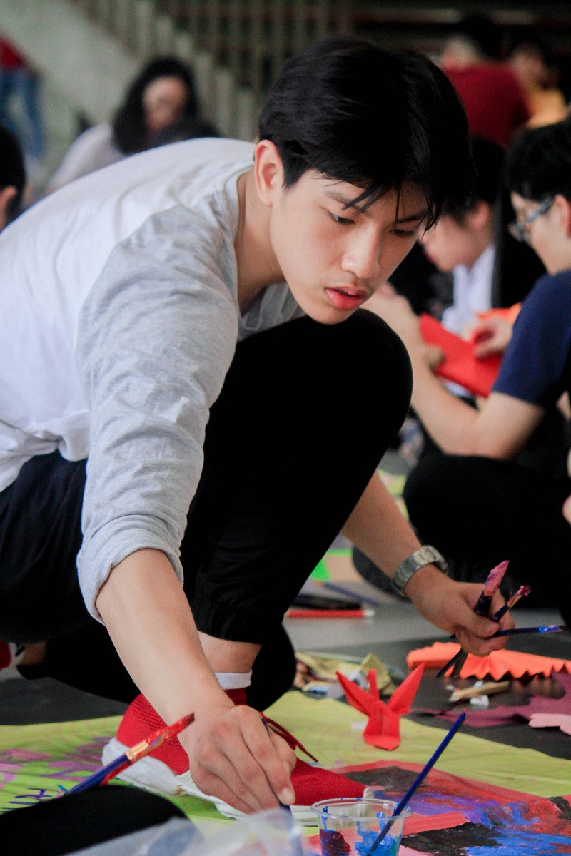 Trong sự kiện này, Nguyễn Thượng Minh Hiếu xuất hiện vô tình với mái tóc ngôi giữa, để lộ góc nghiêng vô cùng điển trai khiến không một cô gái nào ngắm nhìn mà không có cảm giác thổn thức.