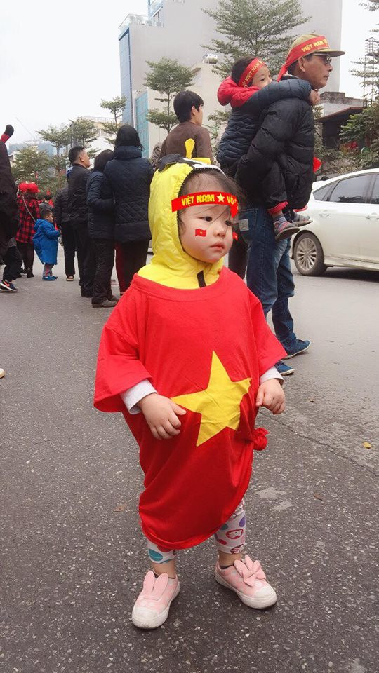 Còn nickname Hoàng Bảo Trâm thì chia sẻ: "Quả là dễ thương, ngày càng nhiều bé dễ thương và biết cách diễn khi được bố mẹ tạo hình tốt. Dành lời khen đặc biệt cho hai mẹ con".