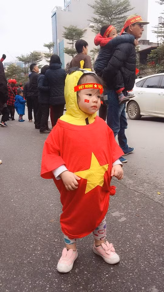 Còn nickname Hoàng Bảo Trâm thì chia sẻ: "Quả là dễ thương, ngày càng nhiều bé dễ thương và biết cách diễn khi được bố mẹ tạo hình tốt. Dành lời khen đặc biệt cho hai mẹ con".