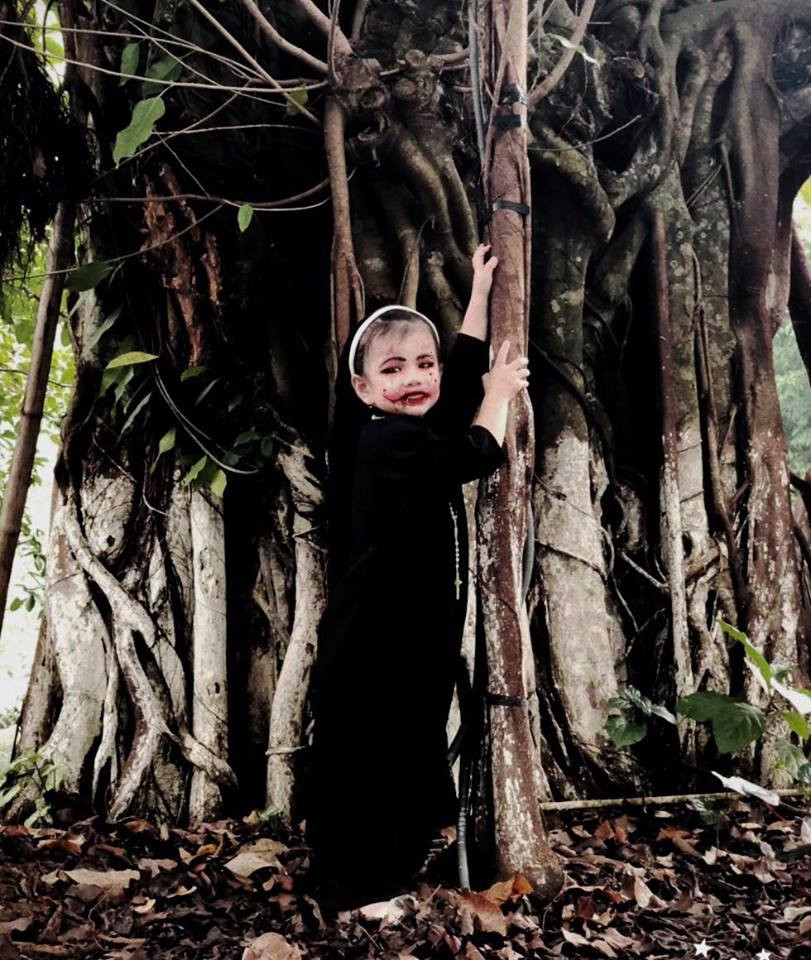 Dưới bài đăng của chị Thu Giang, nickname Minh Hà chia sẻ: "Dễ thương quá con ơi! đặc biệt cảnh nhìn vào gương rồi chạy ra ngoài khóc. Nhưng cũng công nhận là mẹ Giang đầu tư và khéo tay vẽ mặt cho con."