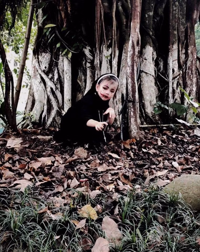 Được biết, đây không phải lần đầu tiên Minh Ngọc hóa thân trong ngày Halloween. Năm trước bé đã vào vai "yêu tinh chồn" để cùng cả lớp vui lễ ngày hội ma quỷ.