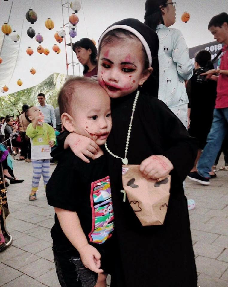 "Tuy nhiên, khi đến ngày tham gia lễ hội với trường, Cốm lại rất hợp tác để mẽ vẽ mặt và đi chơi lễ hội Halloween với cả lớp. Đến đây, bé tự tin tạo dáng để mẹ chụp ảnh cho cùng các bạn trong lớp", chị Thu Giang chia sẻ thêm.