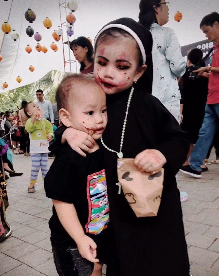 "Tuy nhiên, khi đến ngày tham gia lễ hội với trường, Cốm lại rất hợp tác để mẽ vẽ mặt và đi chơi lễ hội Halloween với cả lớp. Đến đây, bé tự tin tạo dáng để mẹ chụp ảnh cho cùng các bạn trong lớp", chị Thu Giang chia sẻ thêm.