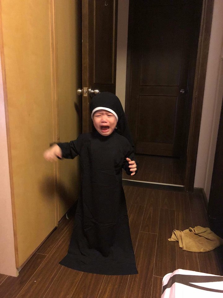 Càng cận những ngày Halloween, những hình ảnh về ngày lễ ma quỷ này càng được dân mạng đăng tải nhiều và chia sẻ một cách mạnh mẽ. Mới đây, trên 1 page hình ảnh về Valak phiên bản nhí bật khóc khi tự nhìn trong gương.