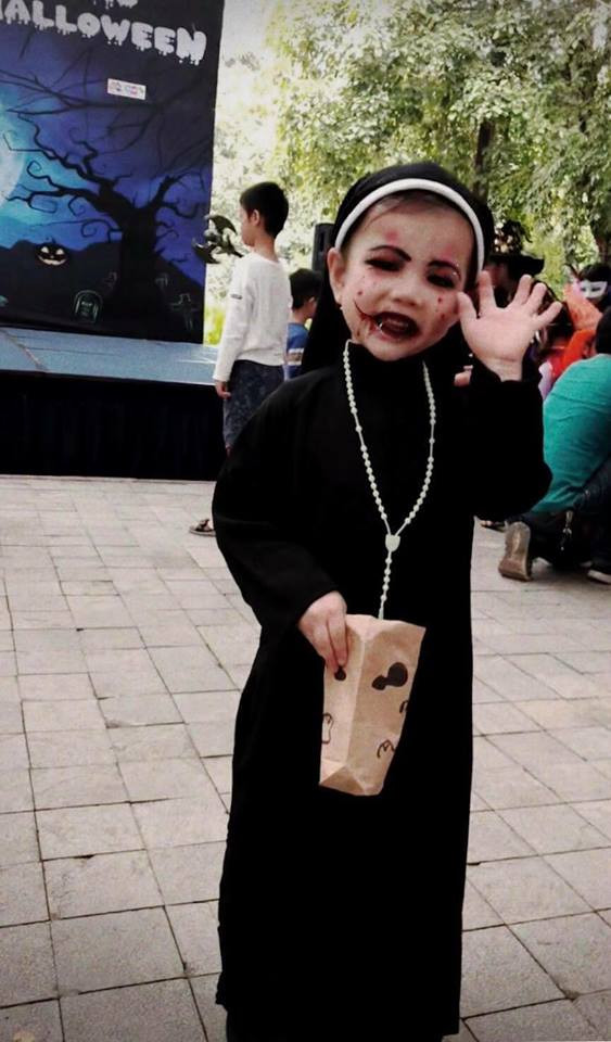 Chia sẻ về những bức hình của con gái mình, chị Bùi Thu Giang (SN 1991) nói: "Đây là bức ảnh mình mới chụp cách đây chưa lâu. Để chuẩn bị cho lễ hội Halloween của lớp Cốm (tên ở nhà của Minh Ngọc) mình đã cho bé hóa thân thành Valak theo đúng hot trend nhưng chỉ mới mặc quần áo và mà chưa vẽ mặt thì bé soi gương, òa khóc vì sợ hãi".