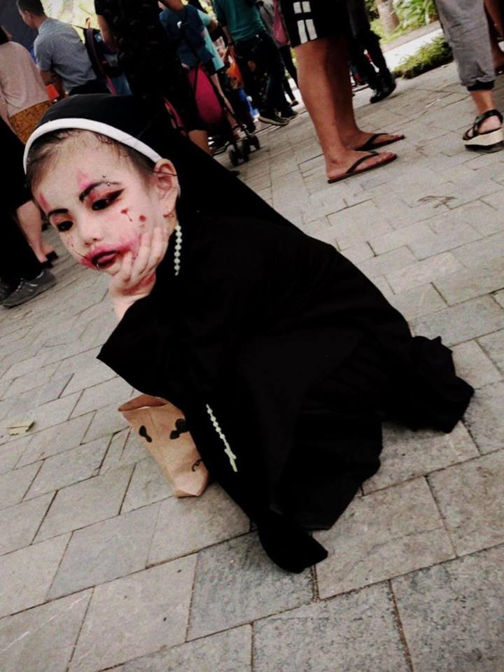 Ngay sau khi những bức ảnh Valak phiên bản nhí được đăng tải đã nhận được sự đón nhận nồng nhiệt của dân mạng và đặc biệt là các bà mẹ bỉm sữa. Đa phần CĐM đều cho rằng bé vô cùng dễ thương và vào vai trong từng bức ảnh cực thần thái.