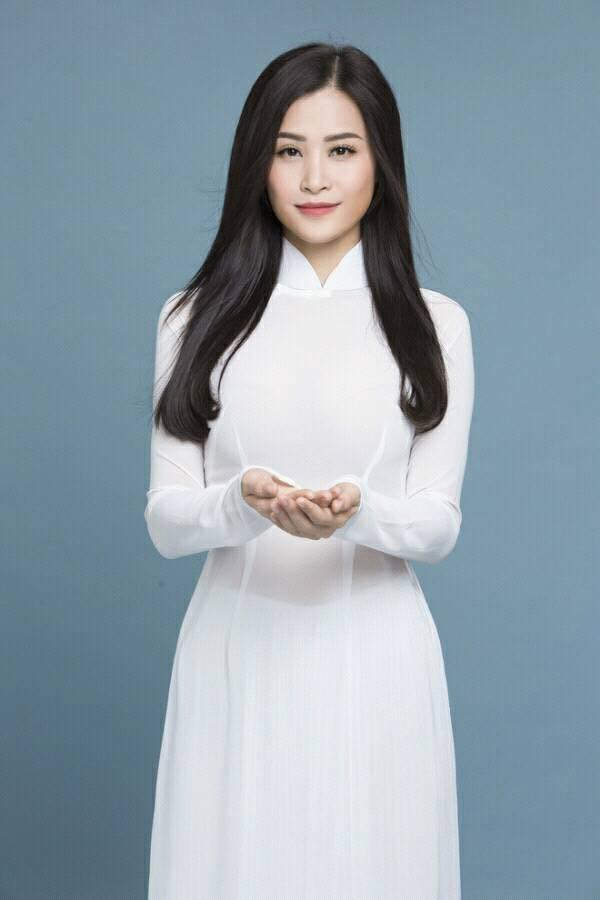 Ca sĩ Đông Nhi và chiếc áo dài trắng trong khi quay MV cộng đồng.