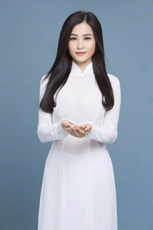 Ca sĩ Đông Nhi và chiếc áo dài trắng trong khi quay MV cộng đồng.