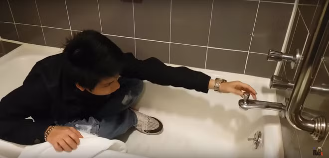 Sau hơn 5 tháng đăng tải, đoạn video review về khách sạn 5 sao ở Sài Gòn nhận lại gần 8 triệu lượt xem. Đặc biệt, sau khi thuê phòng khách sạn ở trung tâm Sài Gòn, anh Khoa đã đưa ra những so sánh cơ bản đối với một khách sạn khác ở Vũng Tàu.