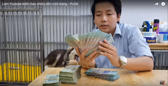 Tuy nhiên, cái tên Khoa Pug không phải dân mạng nào cũng biết, chính vì vậy, nhiều người đã đặt câu hỏi rằng: "Youtuber đang hot nhất trên MXH này là ai?".