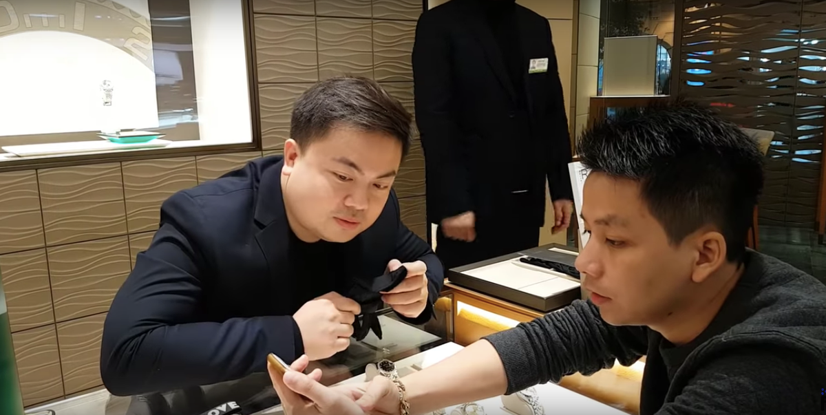 Trước khi nổi tiếng với vụ review về Aroma Mũi Né, Khoa Pug tiếp tục làm video "Giả nghèo cầm 500 triệu vào mua đồng hồ Rolex tại Thượng Hải".