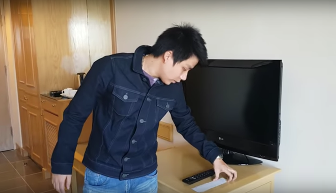 Trong đoạn clip dài hơn 23 phút, anh Khoa đã cố gắng review lại toàn bộ từ khi gặp nhân viên lễ tân để làm thủ tục đặt phòng cho đến mức giá thuê, nội thất bên trong phòng và cả thái độ phục vụ của các nhân viên khách sạn.