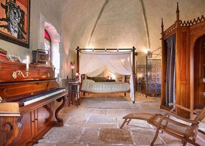 Ngôi nhà có 5 phòng ngủ và 4 phòng tắm.